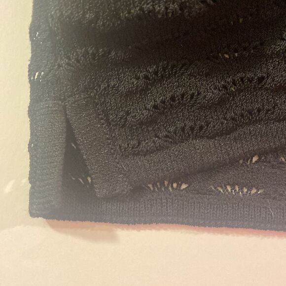St. John Crocheted Cropped Black Petite Tank Top - Picture 4 of 11